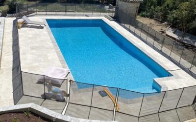 Jolie plage de piscine en travertin