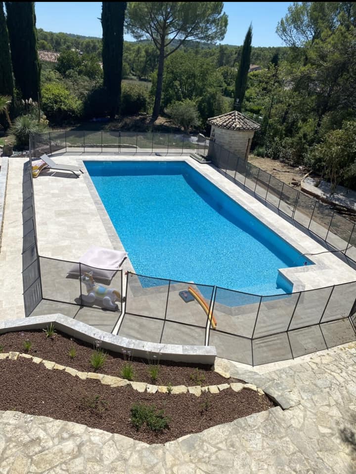 Jolie plage de piscine en travertin